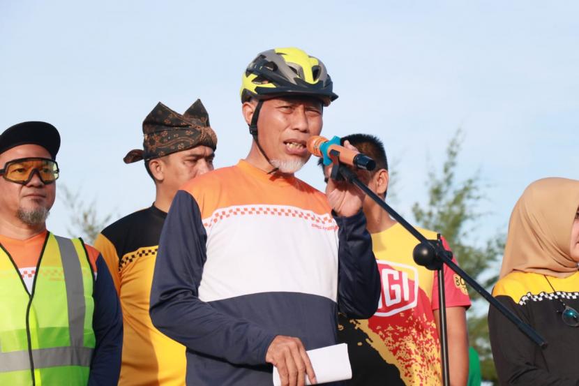 Gubernur Sumatera Barat, Buya Mahyeldi bersama Wakil Gubernur Sumatera Barat (Sumbar), Audy Joinaldy resmi membuka acara Fun Bike Tour 2022 Minangkabau di Area Danau Cimpago, Kelurahan Purus, Kota Padang, Sabtu (4/6/2022).