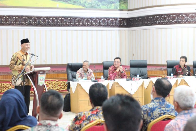 Gubernur Sumatera Barat, Buya Mahyeldi, membuka rapat persiapan Pekan Nasional Kontak Tani Nelayan Andalan (PENAS KTNA) XVI 2023, di Aula Kantor Gubernur Sumatera Barat, Kamis (4/8/2022). Dalam rapat tersebut gubernur menyampaikan acara PENAS XVI 2023 merupakan salah satu visi untuk menyukseskan Visit Beautiful West Sumatera 2023.