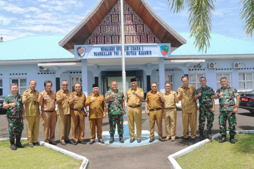 Gubernur Sumatera Barat Buya Mahyeldi menyambangi satu per satu para pejabat mitra strategis pemerintah daerah yang tergabung dalam Forum Komunikasi Pimpinan Daerah (Forkopimda) Sumbar. 