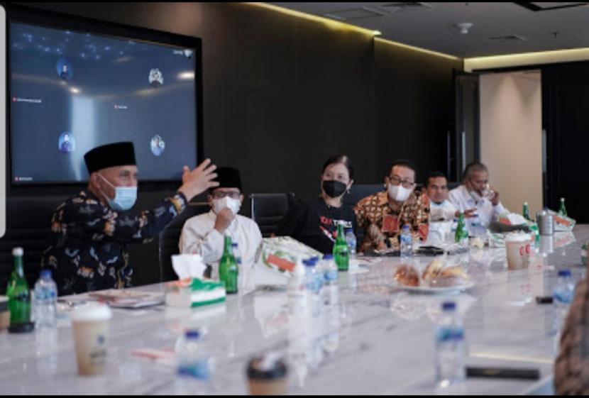 Gubernur Sumatera Barat Buya Mahyeldi menyetujui pemberian anugerah Ruhana Kuddus Award, yang diberikan kepada jurnalis perempuan atau wartawati terbaik di Indonesia. Rencananya penghargaan akan diberikan setiap tahun.