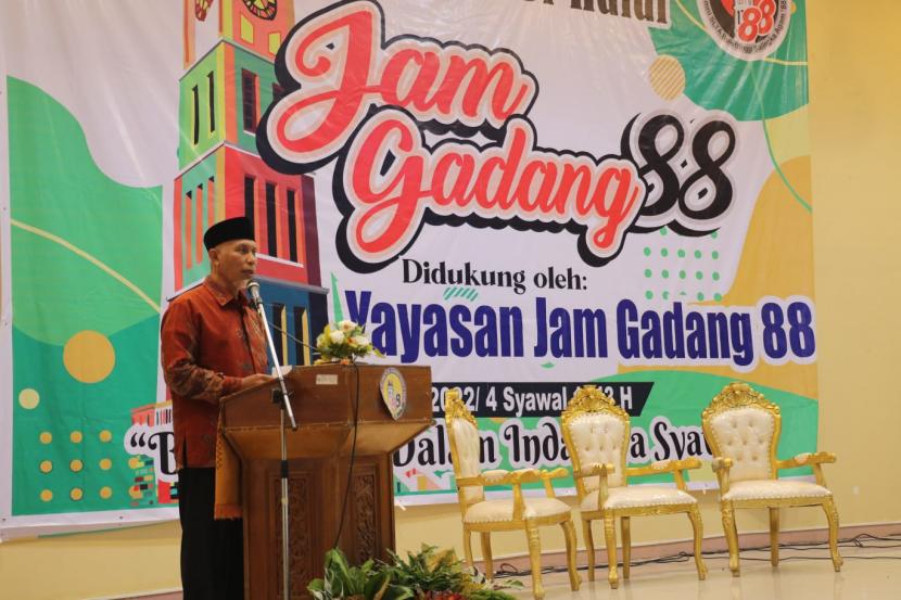 Gubernur Sumatera Barat, Buya Mahyeldi, saat membuka Halal bi halal Alumni SMA se Bukittinggi dan Salingka Agam, Angkatan 88 (Jam Gadang 88), sekaligus menyerahkan bantuan gerobak UMKM untuk PKL Kota Bukittinggi dan Kabupaten Agam, di Aula PGSD Kota Bukittinggi, Kamis (5/5/2022).