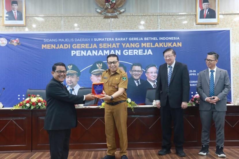Gubernur Sumatera Barat, diwakili Kepala Dinas Kominfotik Sumbar, Jasman Rizal, secara resmi membuka Sidang Majelis Daerah II Sumbar Gereja Bethel Indonesia (GBI), Tahun 2022, dengan tema 