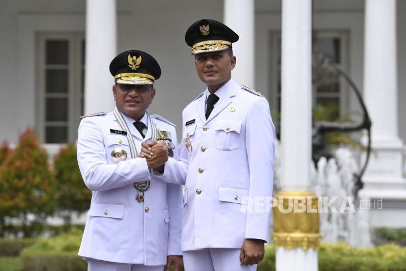 Gubernur Sumatera Utara Edy Rahmayadi (kiri) bersama Wakil Gubernur Musa Rajekshah (kanan) melakukan salam komando usai pelantikan di Istana Negara, Jakarta, Rabu (5/9). 