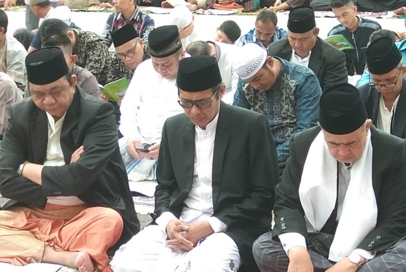 Gubernur Sumatera Barat Irwan Prayitno bersama Wagub Nasrul Abit dan Ketua DPRD Sumbar Hendra Irwan Rahim saat shalat Id di Halaman Kantor Gubernur Sumbar, Rabu (5/6)