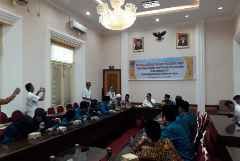 Gubernur Sumatera Barat Irwan Prayitno melepas kafilah Sumbar untuk mengikuti Seleksi Tilawatil Qur'an dan Hadist (STQH) Nasional ke XXV ke Pontianak, di Istana Gubernur Sumbar di Kota Padang, Rabu (26/6)