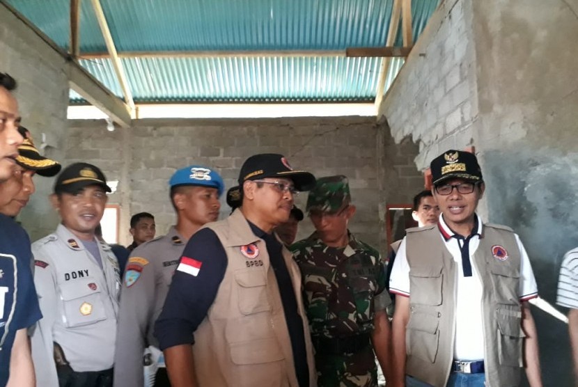 Gubernur Sumatera Barat Irwan Prayitno mengunjungi dan membawa bantuan untuk korban gempa di Kabupaten Solok Selatan, Ahad (3/3)