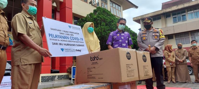 Gubernur Sumatera Barat Irwan Prayitno menyerahkan bantuan berupa 2 unit ventilator dan 1000 alat pelindung diri (APD) untuk Rumah Sakit Achmad Muchtar (RSAM) Bukittinggi, Selasa (2/6). Bantuan ini berasal dari PT Bukit Asam dan Wardah sebagai upaya memperkuat rumah sakit yang menangani covid-19 menuju skenario new normal.