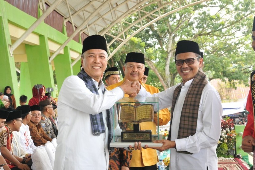 Gubernur Sumatera Barat Irwan Prayitno menyerahkan trofi  MTQ Nasional Tingkat Sumbar edisi 38 kepada juara umum Kabupaten Tanah Datar yang diterima Bupati Irdinansyah Tarmizi di Kota Solok, Jumat (21/6).