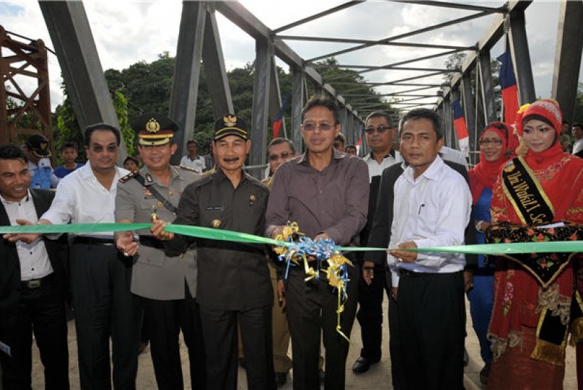 Gubernur Sumatera Barat, Irwan Prayitno (tengah), menggunting pita saat peresmian jembatan 'Golden Bridge' (Ulang Aling) di Nagari Sitapuih, Kabupaten Solok Solok Selatan, Sumater Barat, Selasa (7/1).