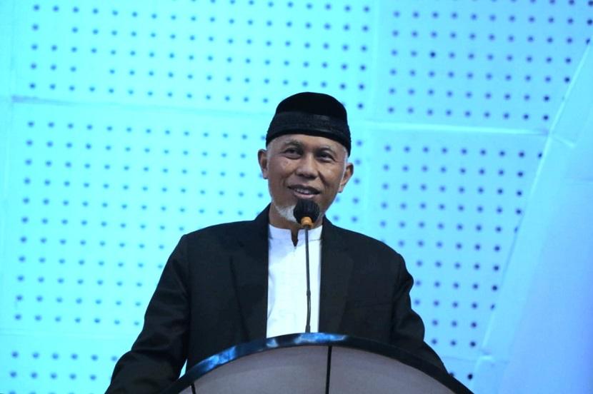 Gubernur Sumatera Barat Mahyeldi aat memberikan arahan pada Subuh Mubarokah, di Masjid Raya Sumbar, Ahad (1/1/2023).