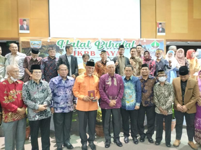Gubernur Sumatera Barat Mahyeldi Ansharullah (keempat dari kiri) hadir dan  memberikan kata sambutan padaacara halal bi halal IKPB Jaya (Ikatan Keluarga Pasaman Barat Jakarta Raya) yang diadakan di Gedung Pusdiklat Kemenkeu Jakarta,  Sabtu (11/6).