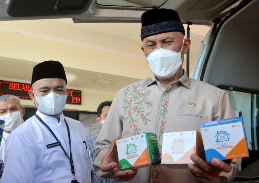 Gubernur Sumatera Barat Mahyeldi (kanan) menunjukkan bantuan obat-obatan dari Presiden Joko Widodo yang diterimanya setibanya di Bandara Internasional Minangkabau (BIM), Padangpariaman, Sumatera Barat, Jumat (6/8/2021). Presiden Joko Widodo memasok bantuan meliputi obat-obatan dan konsentrator oksigen untuk penanganan COVID-19 di Sumatera Barat.