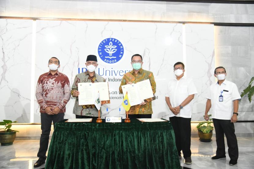 Gubernur Sumatera Barat Mahyeldi (kedua dari kiri) dan Rektor IPB University Prof Dr Arif Satria (tengah) seusai menandatangani naskah kerja sama