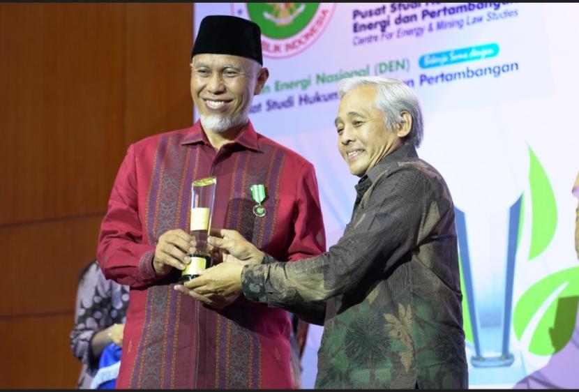 Gubernur Sumatera Barat (Sumbar), Buya Mahyeldi menerima Anugerah DEN Tahun 2022 dari Dewan Energi Nasional (DEN) bekerja sama dengan Pusat Studi Hukum dan Pertambangan (PUSHEP) di Hotel Bidakara, Jakarta, Jumat (21/10/2022) malam.