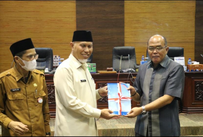 Gubernur Sumatera Barat (Sumbar), Buya Mahyeldi menyampaikan Nota Pengantar Atas Ranperda Tentang Pertanggungjawaban APBD Tahun 2021, dalam Rapat Paripurna DPRD yang dipimpin langsung oleh Ketua DPRD Sumbar, Supardi, Selasa (7/6/2022).
