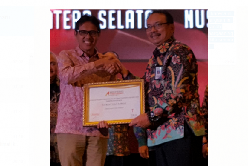 Gubernur Sumatera Barat (Sumbar) Irwan Prayitno, bertempat di Ballroom Westin Hotel Jakarta, Jumat (29/9), dianugerahi award dalam ajang Indonesia Attractiveness Award 2017.
