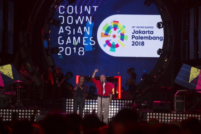 Gubernur Sumatera Selatan Alex Noerdin (kanan) didampingi Wakil Ketua Komite Olahraga Indonesia (KOI) Muddai Madang (kiri) memberikan kata sambutan saat acara Countdown Asian Games 2018 di pelataran Benteng Kuto Besak (BKB) Palembang, Sumatera Selatan, Jumat (18/8).