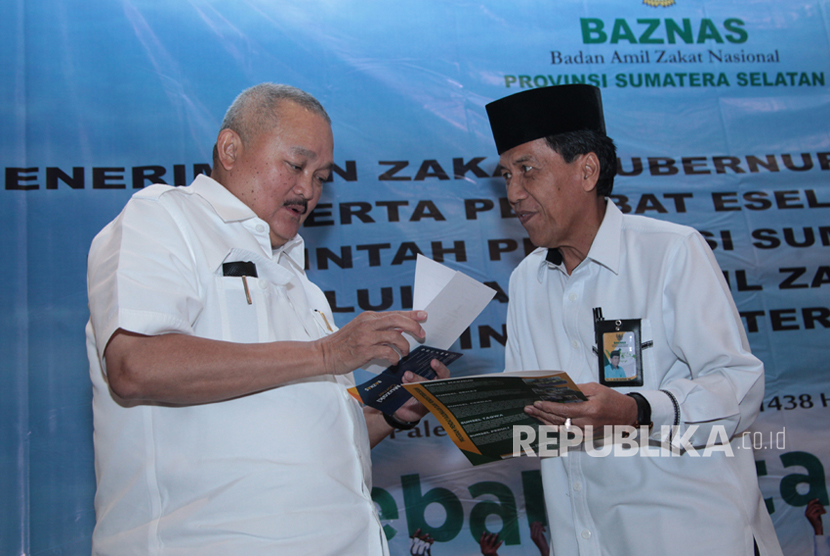 Gubernur Sumatera Selatan Alex Noerdin mendapat penjelasan tentang pengumpulan zakat dari Ketua Baznas Sumsel Najib Haitami, Senin (20/6).