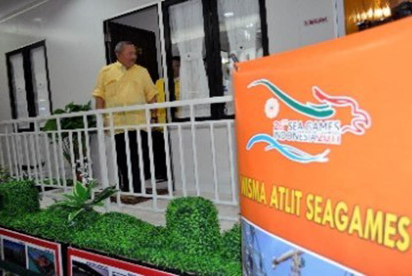 Gubernur Sumatera Selatan, Alex Noerdin, meninjau pameran mock up kamar wisma atlet SEA Games 2011.