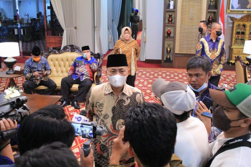 Gubernur Sumatera Selatan Herman Deru, Ahad (22/5/2022) malam secara resmi menyerahkan Surat Keputusan (SK) Pelaksana Harian (Plh) Bupati Musi Banyuasin (Muba) guna mengisi kekosongan jabatan pasca habisnya masa jabatan Bupati dan Wakil Bupati Muba periode 2017-2022.
