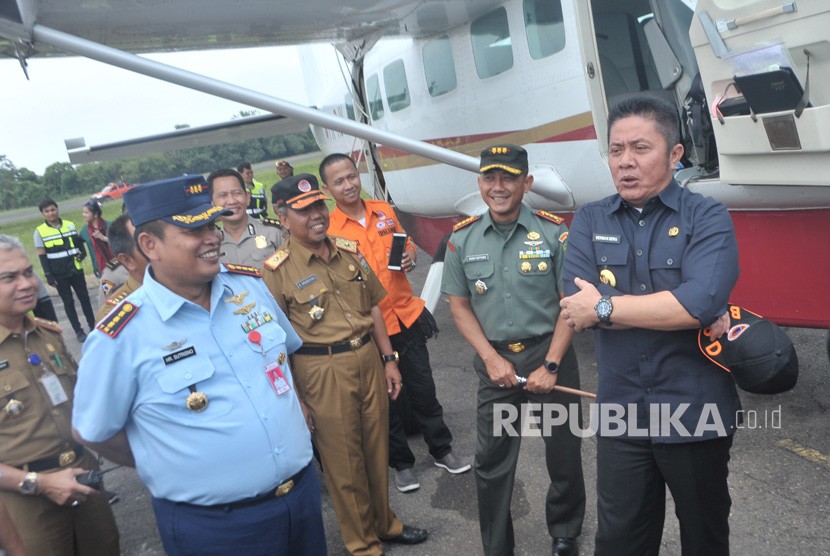 Gubernur Sumatra Selatan Herman Deru (kanan) di Kota Palembang.