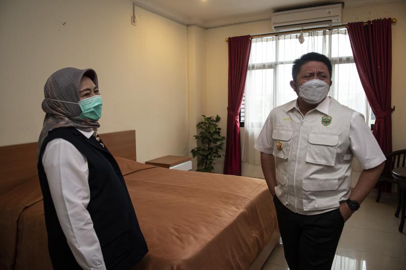 Gubernur Sumatera Selatan Herman Deru (kanan) didampingi Kepala Dinas Kesehatan Lesty Nurainy (kiri) meninjau kesiapan kamar Asrama Haji Palembang, Sumatera Selatan sebagai tempat karantina baru pasien COVID-19. 