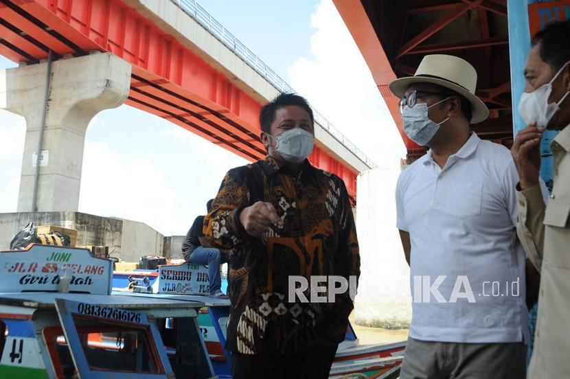 Gubernur Sumatra Selatan Herman Deru (kiri) dan Gubernur Jawa Barat Ridwan Kamil (kedua kiri) meninjau Dermaga 16 Ilir Sungai Musi di Palembang, Sumatra Selatan, Kamis (3/6/2021).