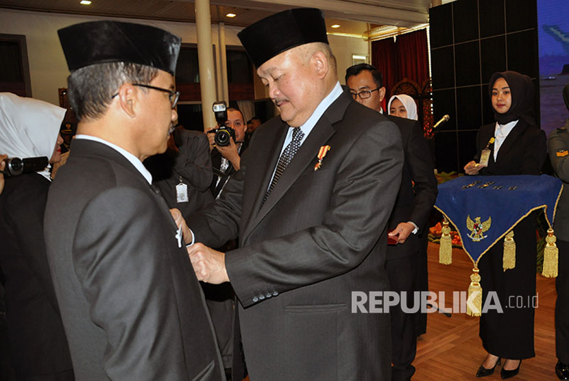 Sebanyak 215 orang Aparatur Sipil Negeri (ASN) di lingkungan Pemprov Sumsel, Selasa (15/8) mendapatkan tanda kehormatan Satyalancana Karya Satya.