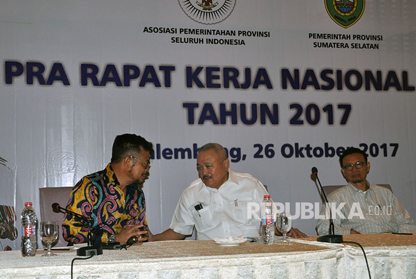 Gubernur Sulawesi Selatan yang juga Ketua Umum Asosiasi Pemerintah Provinsi Seluruh Indonesia (APPSI) Syahrul Yasin Limpo (kiri) berbincang dengan Gubernur Sumatera Selatan Alex Noerdin (tengah) dan Ketua Dewan Pakar Asosiasi Pemerintah Provinsi Seluruh Indonesia (APPSI) Ryaas Rasyid (kanan) usai pembukaan pra Rapat Kerja Nasional (Rakernas) APPSI, Kamis (26/10). 