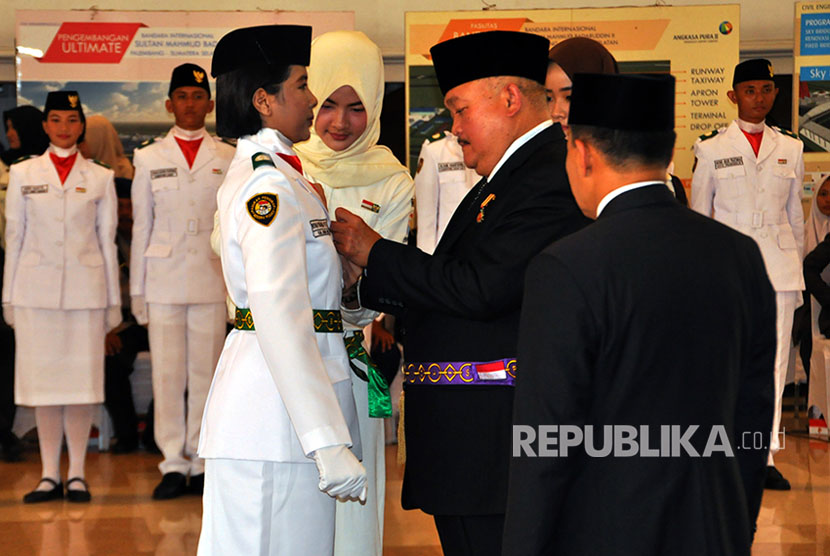 Gubernur Sumatera Selatan (Sumsel) Alex Noerdin bertempat di Griya Agung, Selasa (15/8) mengukuhkan anggota Pasukan Pengibar Bendera Pusaka (Paskibraka) 2017 yang akan bertugas menaikan dan menurunkan bendera pada HUT ke-72 Republik Indonesia di halaman Griya Agung. Gubernur Alex Noerdin memasangkan sabuk dan pin bendera merah putih kepada salah seorang anggota Paskibraka.