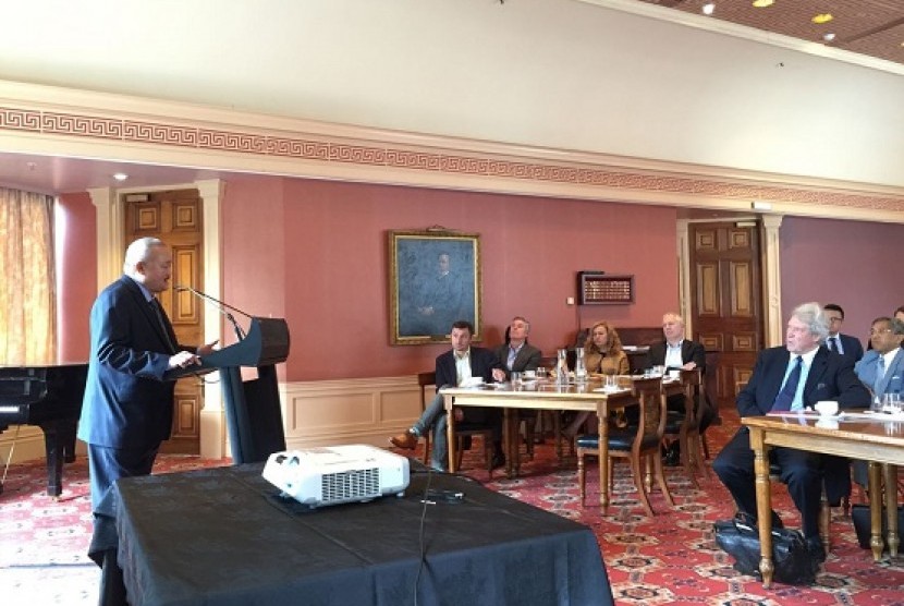 Gubernur Sumatera Selatan (Sumsel) Alex Noerdin dalam kunjungan ke Selandia Baru berbicara di depan pengusaha setempat pada pada “Round Table Business Forum” di Wellington Club The Terrace, Wellington, Rabu (13/12).