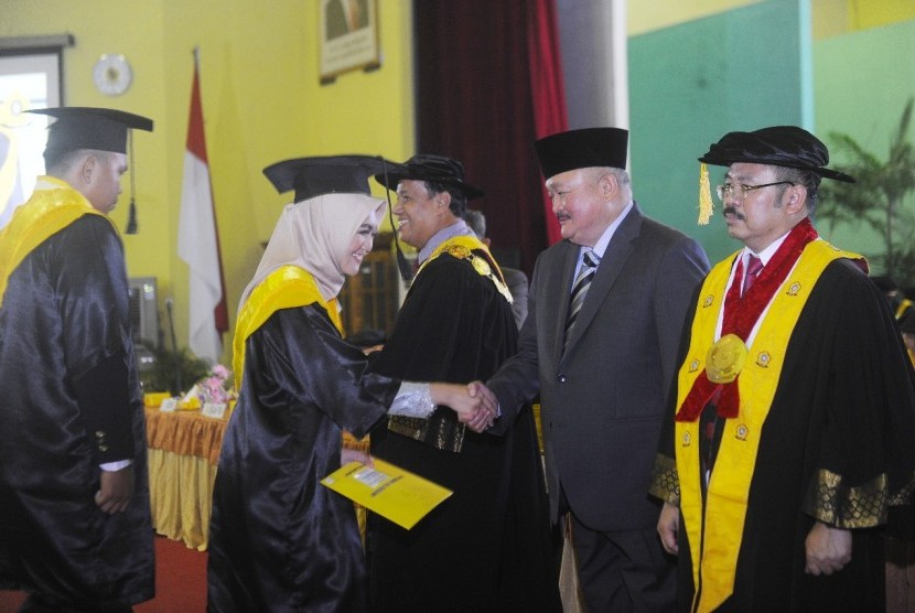 Gubernur Sumatera Selatan (Sumsel) Alex Noerdin dengan diapit Rektor Universitas Sriwijaya (Unsri) Anis Saggaff (kiri) dan Ketua Ombudsman Amzulian Rifai (kanan), Rabu (4/7) menghadiri upacara wisuda sarjana ke 136 Unsri di kampus Indralaya.