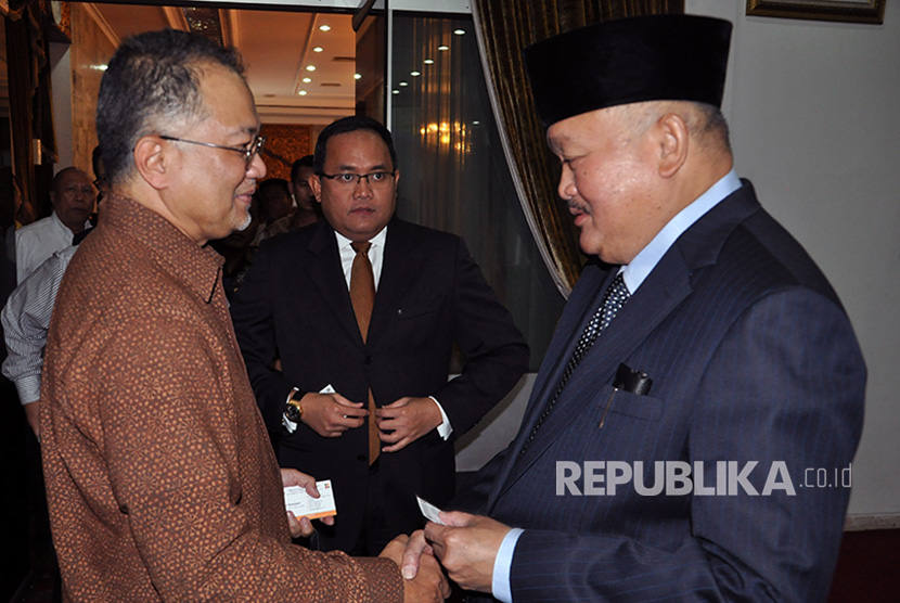 Gubernur Sumatera Selatan (Sumsel) Alex Noerdin menyambut Direktur Utama Badan  Pengelola Dana Perkebunan (BPDP) Kelapa Sawit Dono Boestami di Griya Agung, rabu (8/9) dengan disaksikan Bupati Musi Banyuasin (Muba) Dodi Reza Alex.