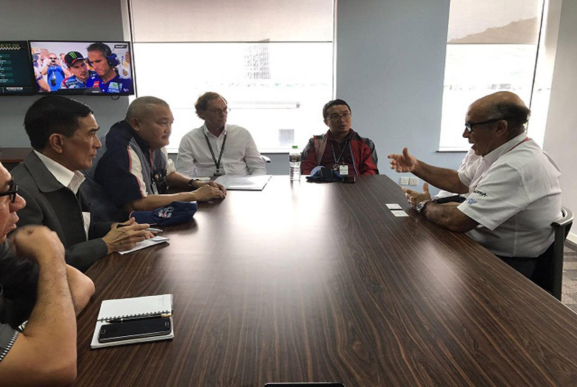 Gubernur Sumatera Selatan (Sumsel) Alex Noerdin saat bertemu CEO Dorna Sport Carmelo Ezpeleta (kanan) di sirkuit Sepang, Malaysia akhir pekan lalu dengan didampingi Herman Tilke perancang desain sirkuit Jakabaring. 