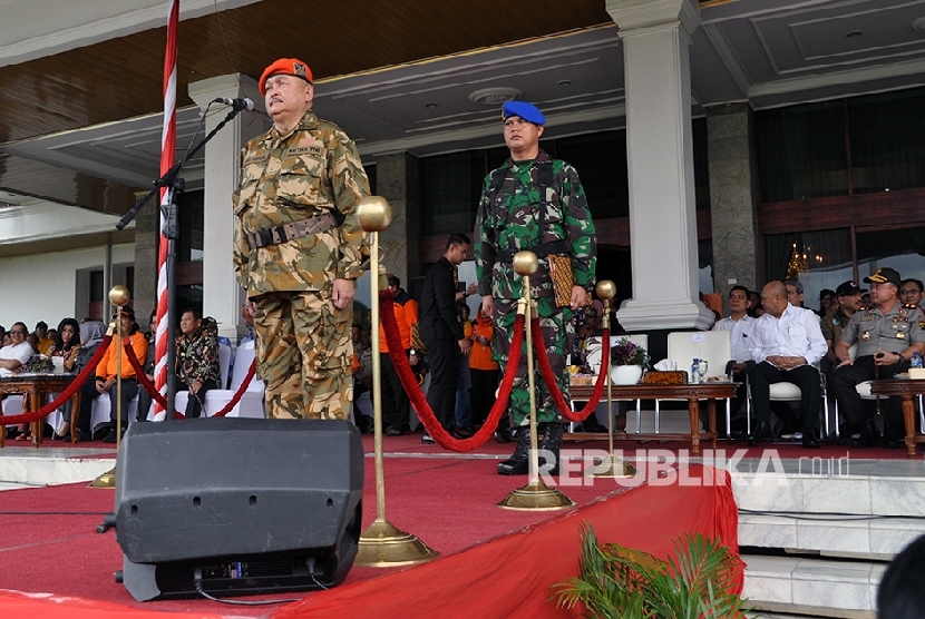   Gubernur Sumatera Selatan (Sumsel) Alex Noerdin yang mengenakan baju Mitra TNI memimlin langsung Apel Kesiapsiagaan Personil dan Peralatan Penanggulangan Karhutla Tahun 2017. 
