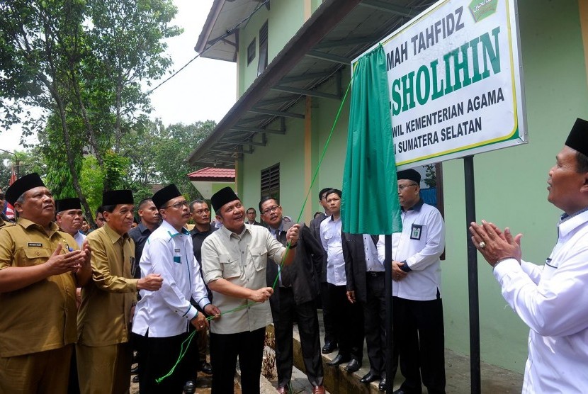 Gubernur Sumatera Selatan (Sumsel) Herman Deru dengan didampingi Kepala Kantor Wilayah Kementerian Agama (Kanwil Kemenag) Sumsel HM Alfajri Zabidi, Senin (15/10) bertempat di komplek Madrasah Aliyah Negeri (MAN) 3 Palembang meresmikan rumah tahfiz Ash Sholihin. 