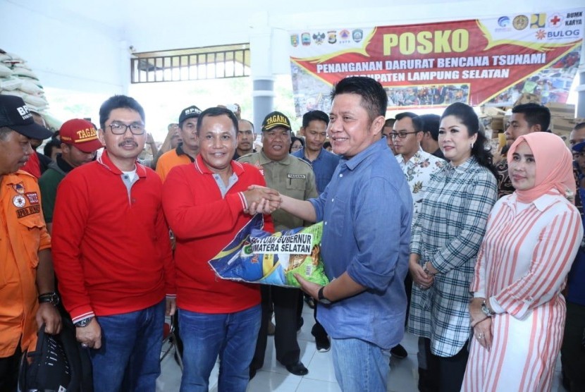 Gubernur Sumatera Selatan (Sumsel) Herman Deru (kanan) secara simbolis menyerahkan bantuan Pemerintah Provinsi Sumatera Selatan untuk korban bencana tsunami Selatan, Ahad (30/12)
