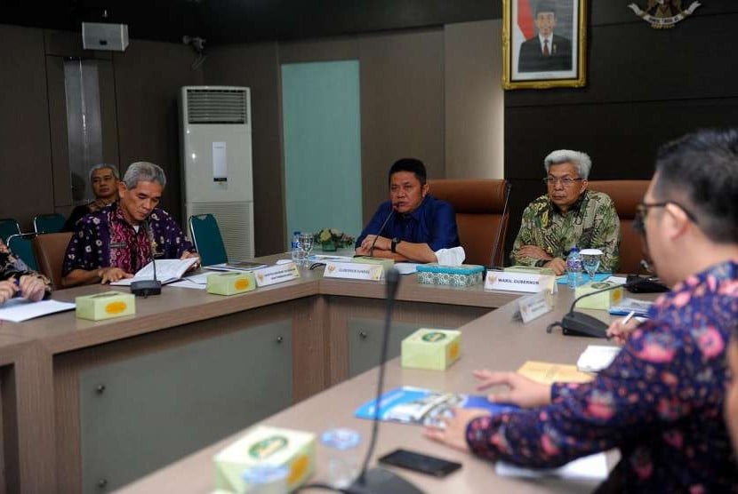 Gubernur Sumatera Selatan (Sumsel) Herman Deru (kedua dari kiri) bersama Wakil Gubernur Herman Deru memimpin rapat yang juga diikuti pimpinan BUMD (Badan Usaha Milik Daerah), Jumat (12/10) menginstruksikan audit 13 BUMD dengan melibatkan BPKP. 