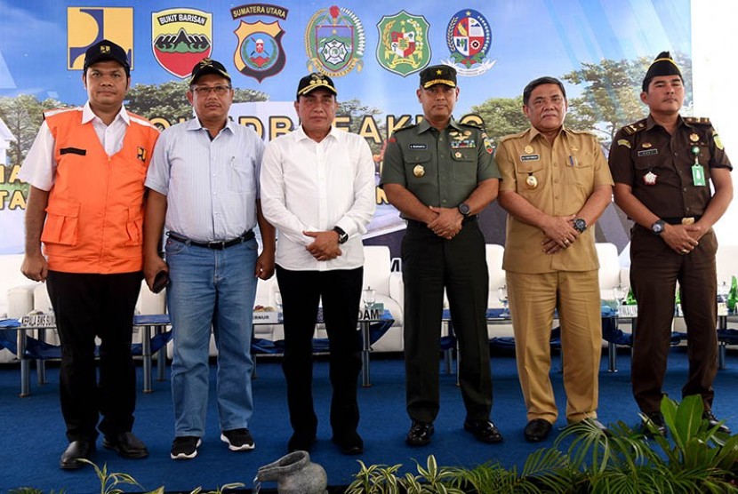 Gubernur Sumatera Utara Edy Rahmayadi (ketiga kiri) didampingi oleh Wakil Wali Kota Medan Akhyar Nasution (kedua kanan) memimpin normalisasi pelebaran alur Sungai Badera, di pelataran Komplek Bumi Asri Jalan Asrama Medan, Selasa (20/8). 