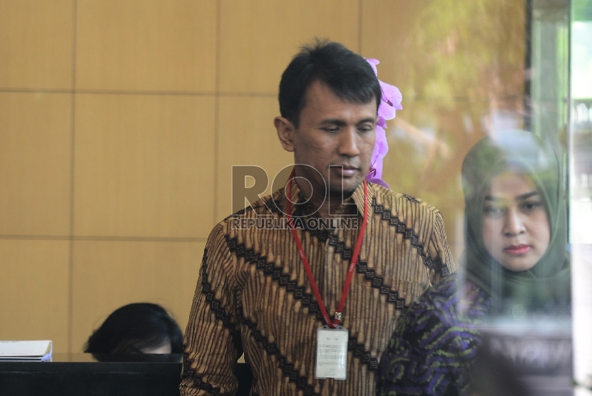 Gubernur Sumatera Utara Gatot Pujo Nugroho (belakang) dan istrinya Evy Susanti (depan) memenuhi panggilan pemeriksaan oleh KPK, Jakarta, Senin (3/8).