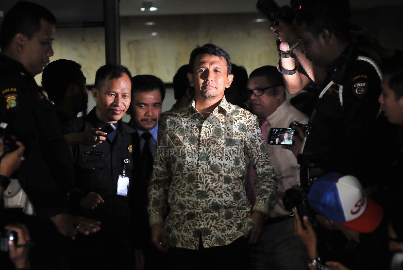 Gubernur Sumatera Utara Gatot Pujo Nugroho bersama istrinya, Evi Susanti.meninggalkan Gedung KPK usai diperiksa penyidik KPK sebagai saksi dari tersangka kasus suap hakim PTUN Medan di Jakarta, Senin (27/7).