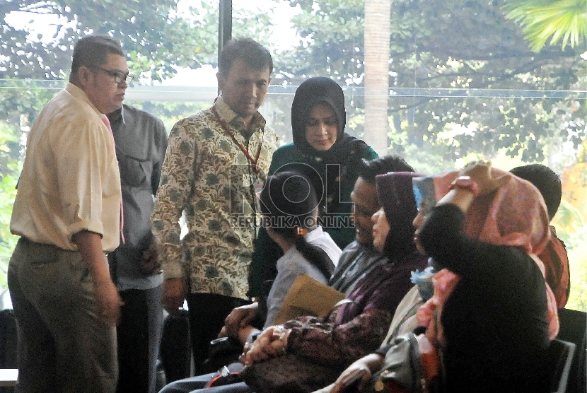 Gubernur Sumatera Utara, Gatot Pujo Nugroho dan isterinya, Evi Susanti didampingi penasehat hukumnya saat akan menjalani pemeriksaan lanjutan sebagai saksi dugaan suap PTUN Medan di Gedung Komisi Pemberantasan Korupsi (KPK), Jakarta, Senin (27/7). 