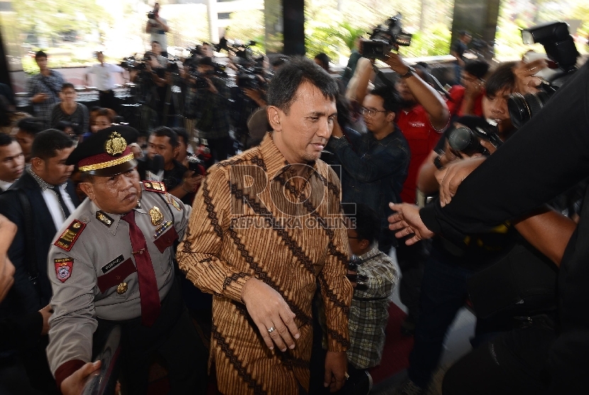 Gubernur Sumatera Utara Gatot Pujo Nugroho (depan) dan istrinya Evy Susanti (belakang) memenuhi panggilan pemeriksaan oleh KPK, Jakarta, Senin (3/8).