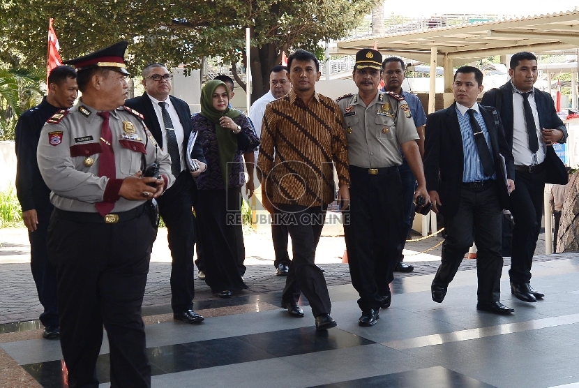 Gubernur Sumatera Utara Gatot Pujo Nugroho (depan) dan istrinya Evy Susanti (belakang) memenuhi panggilan pemeriksaan oleh KPK, Jakarta, Senin (3/8).