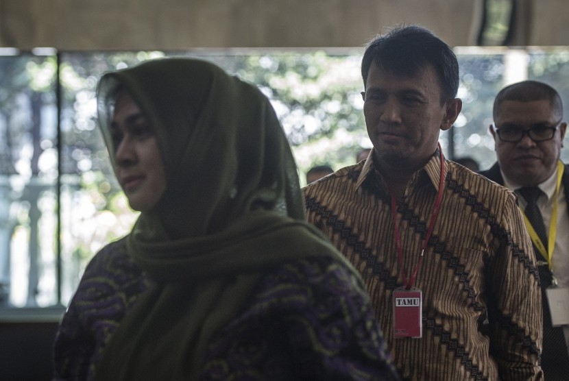 Gubernur Sumatera Utara Gatot Pujo Nugroho (kedua kanan) dan istrinya Evy Susanti (kiri) memenuhi panggilan pemeriksaan oleh KPK, Jakarta, Senin (3/8).