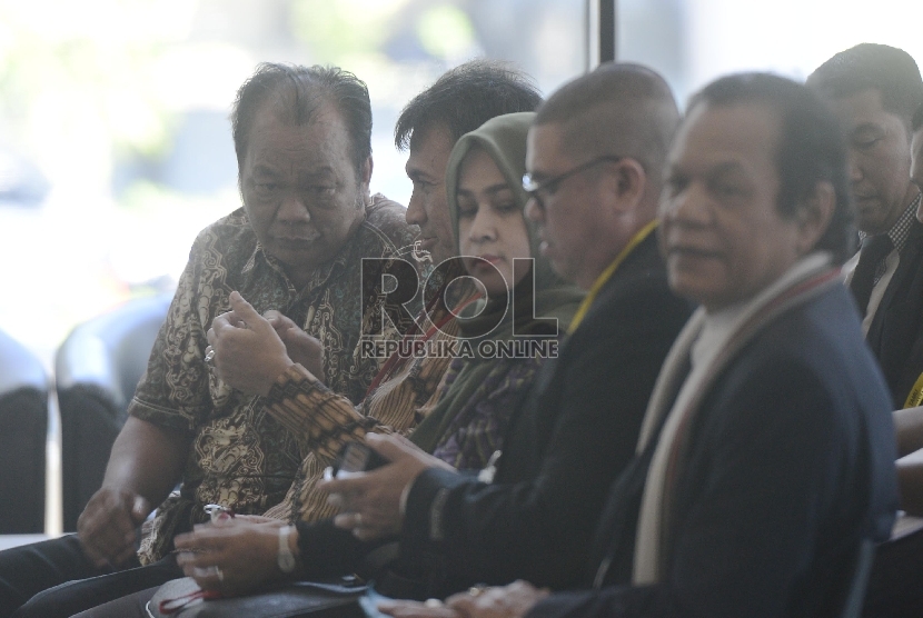 Gubernur Sumatera Utara Gatot Pujo Nugroho (kedua kiri) dan istrinya Evy Susanti (ketiga kiri) memenuhi panggilan pemeriksaan oleh KPK, Jakarta, Senin (3/8). 