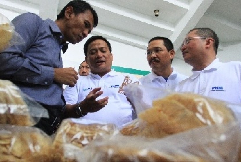  Gubernur Sumatera Utara Gatot Pujo Nugroho (kiri)