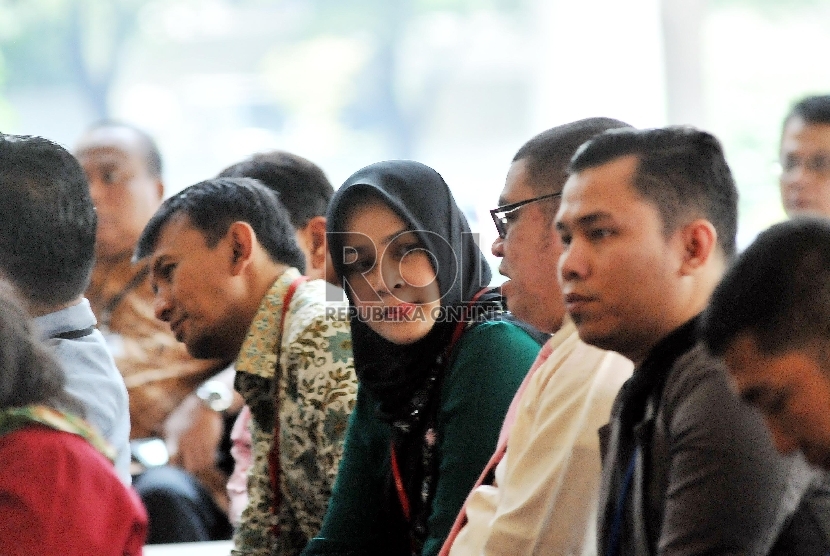 Gubernur Sumatera Utara, Gatot Pujo Nugroho (kiri) dan isterinya, Evi Susanti (kanan) didampingi penasehat hukumnya saat akan menjalani pemeriksaan lanjutan sebagai saksi dugaan suap PTUN Medan di Gedung Komisi Pemberantasan Korupsi (KPK), Jakarta, Senin (