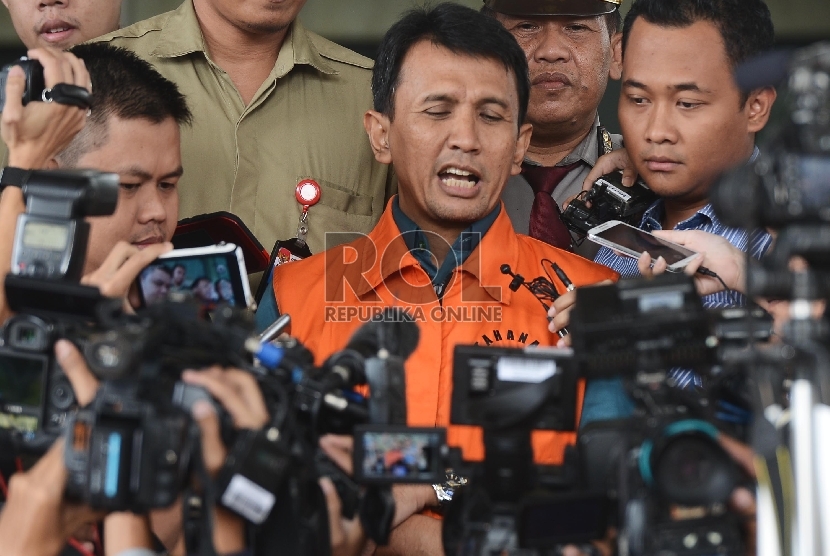  Gubernur Sumatera Utara Gatot Pujo Nugroho memberikan keterangan kepada awak media setelah melakukan pemeriksaan di Gedung KPK, Jakarta, Rabu (5/8).