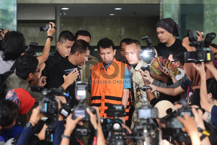Gubernur Sumatera Utara Gatot Pujo Nugroho memberikan keterangan kepada awak media setelah melakukan pemeriksaan di Gedung KPK, Jakarta, Rabu (5/8).
